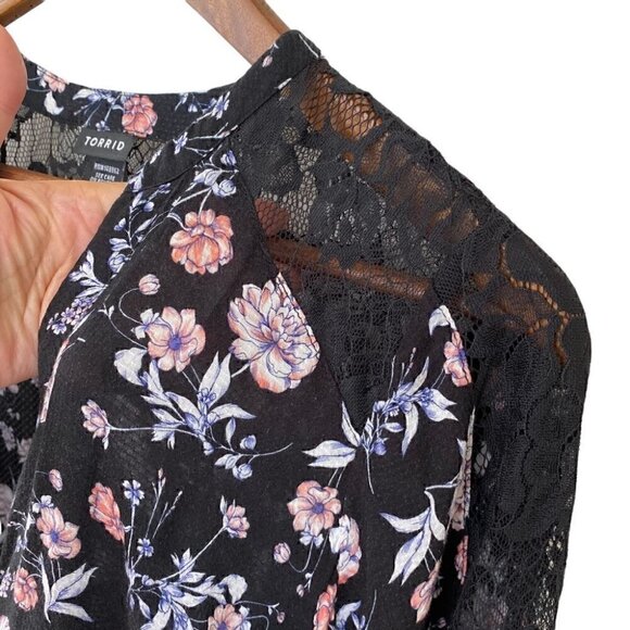 Torrid empire waisted top,  elasticized waist, v-neck, high-low hemline - Picture 11 of 13